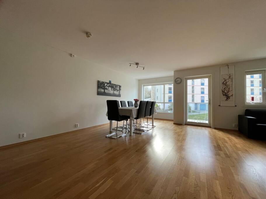 3 Sleeping Rooms For 82M2 Which Direct Traffic To Airport And City Center 베르겐 외부 사진