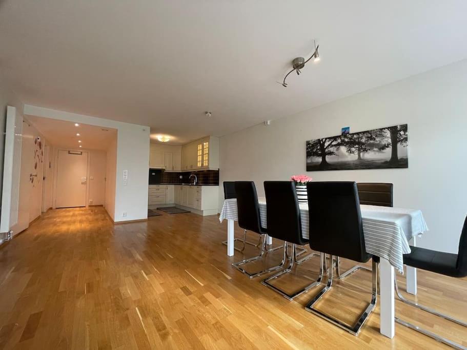 3 Sleeping Rooms For 82M2 Which Direct Traffic To Airport And City Center 베르겐 외부 사진